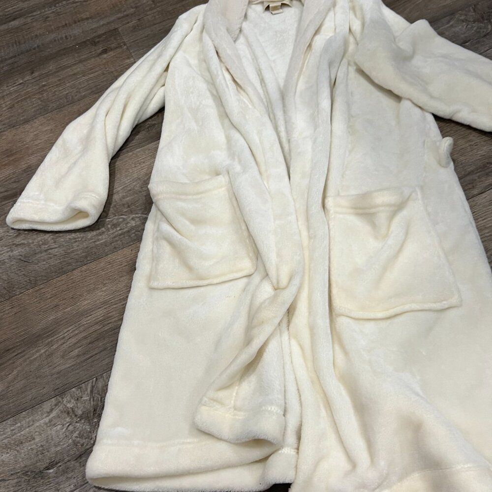 Adrienne Vittadini OS Robe - Picture 2 of 10